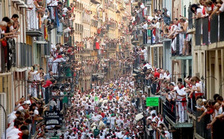 Thót tim với những hình ảnh “bò rượt người” trong lễ hội San Fermin - 2 13 nạn nhân được đưa vào viện ngay trong ngày đầu tiên của Lễ hội San Fermin
