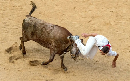 Thót tim với những hình ảnh “bò rượt người” trong lễ hội San Fermin - 6 Thêm một nạn nhân bị bò tót húc ngã