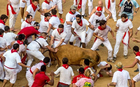 Thót tim với những hình ảnh “bò rượt người” trong lễ hội San Fermin - 7 Một người tham gia lễ hội được các nhân viên y tế đưa vào viện cấp cứu