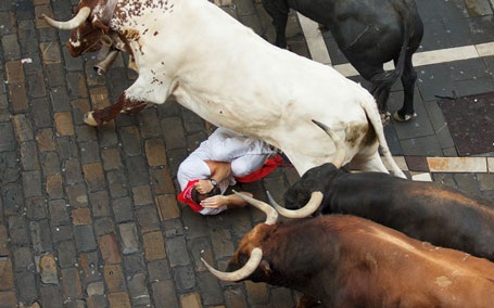 Thót tim với những hình ảnh “bò rượt người” trong lễ hội San Fermin - 8 Một người tham gia lễ hội được các nhân viên y tế đưa vào viện cấp cứu