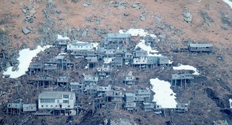 “Ớn lạnh” với ngôi “làng ma” treo lơ lửng trên vách núi