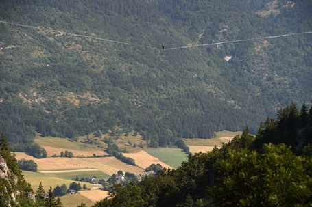 Thách thức tử thần bằng cách đi trên dây xuyên qua vách núi