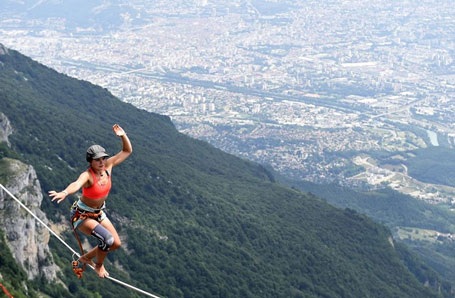 Thách thức tử thần bằng cách đi trên dây xuyên qua vách núi