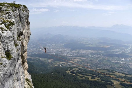 Thách thức tử thần bằng cách đi trên dây xuyên qua vách núi