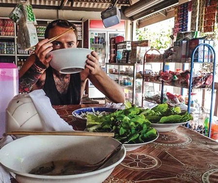 Du khách phương Tây ăn phở Việt trên đất Lào