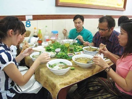 Du khách Việt tại quán Phở Zap