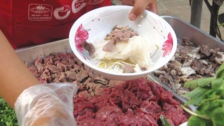 Chuẩn bị sẵn tô phở cho khách ở quán Zap