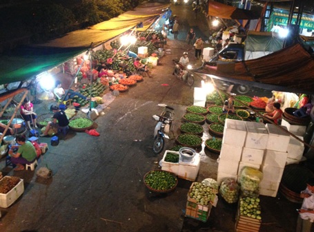 Chợ đêm Long Biên hớp hồn khách Tây