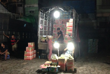 Chợ đêm Long Biên hớp hồn khách Tây - 3 Ki ốt ngay trên xe