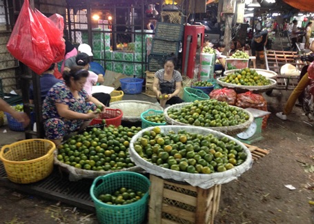 Chợ đêm Long Biên hớp hồn khách Tây - 8 Nông sản ở đây phong phú các loại mặt hàng
