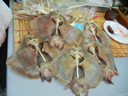 10 món ăn ghê rợn nhất hành tinh - 1 Cá đuối được sử dụng làm món Hongeo.