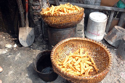 Mỡ đen ngòm đem rán quẩy