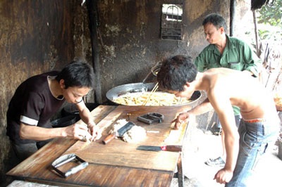 Mỡ đen ngòm đem rán quẩy