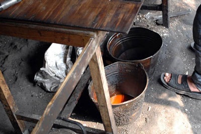 Mỡ đen ngòm đem rán quẩy