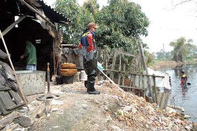 Mỡ đen ngòm đem rán quẩy