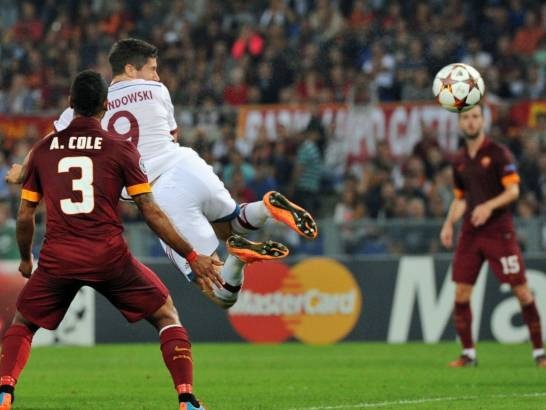 AS Roma 1-7 Bayern Munich: “Hùm xám” thị uy sức mạnh - 2 Pha bay người
đánh đầu nâng tỉ số lên 3-0 của Lewandowski