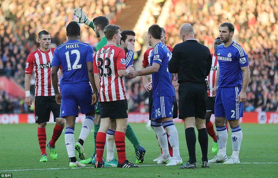 Trọng tài khiến Chelsea mất quả phạt đền - 2 Tiền vệ Chelsea đòi hỏi một quả phạt đền...