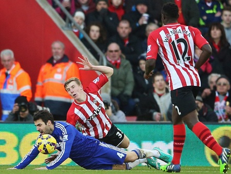 Trọng tài khiến Chelsea mất quả phạt đền - 1 Fabregas bị Matt Targett kéo ngã trong vòng cấm.