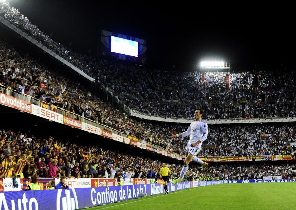 Nhìn lại năm 2014 đầy thăng hoa của Real Madrid - 3 Không chỉ
bàn thắng, màn ăn mừng của Bale trên sân Mestalla cũng đầy ấn tượng.