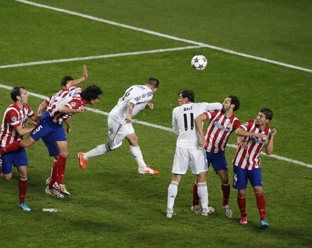 Nhìn lại năm 2014 đầy thăng hoa của Real Madrid - 11 Không chỉ
bàn thắng, màn ăn mừng của Bale trên sân Mestalla cũng đầy ấn tượng.