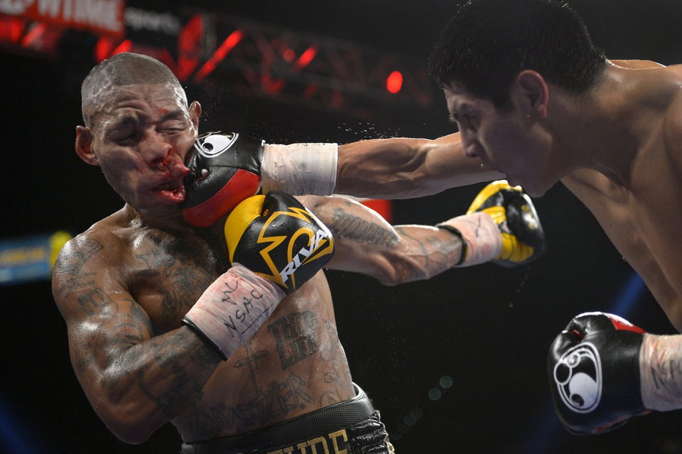 Nhìn lại những khoảnh khắc ấn tượng của thể thao thế giới 2014 - 2 Tay đua Thomas
Luthi ngã dập đầu xuống đất trên đảo Phillip, Australia.