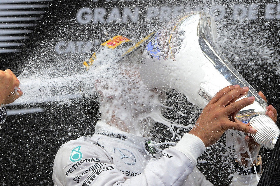 Nhìn lại những khoảnh khắc ấn tượng của thể thao thế giới 2014 - 5 Khoảnh khắc
vinh quang. Tay đua công thức một Lewis Hamilton ăn mừng chiến thắng tại Tây
Ban Nha.