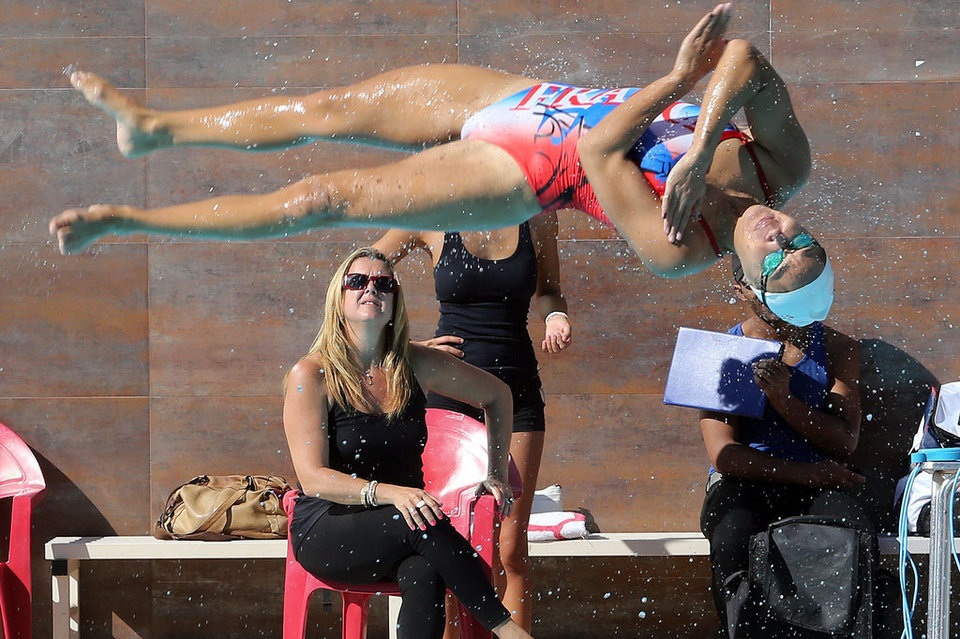 Nhìn lại những khoảnh khắc ấn tượng của thể thao thế giới 2014 - 13 HLV đội tuyển
bơi lội Pháp, Anna Tarrés theo dõi học trò tập luyện.