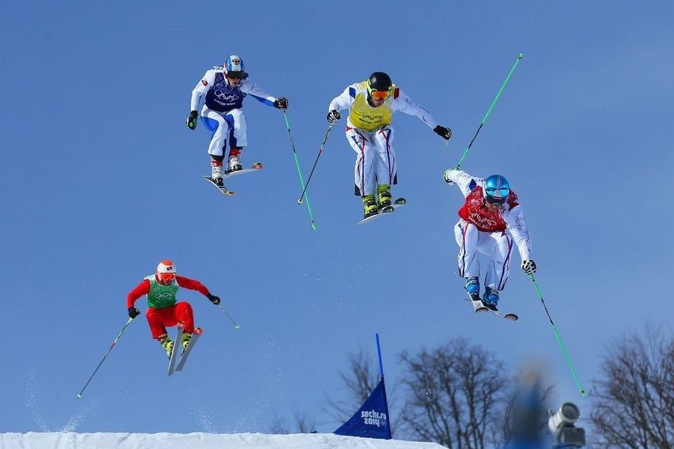 Nhìn lại những khoảnh khắc ấn tượng của thể thao thế giới 2014 - 17 Các VĐV trượt
tuyết tham gia tranh tài tại Olympic Sochi.