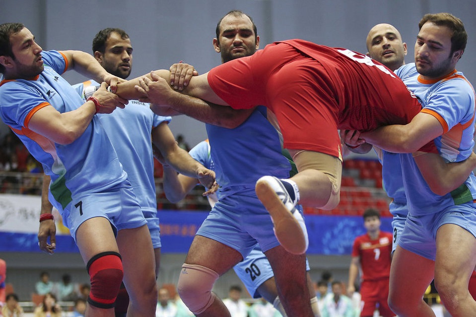 Nhìn lại những khoảnh khắc ấn tượng của thể thao thế giới 2014 - 20 Màn tranh
chấp giữa các kabbadi VĐV Thái Lan và Ấn Độ tại Asiad 2014.