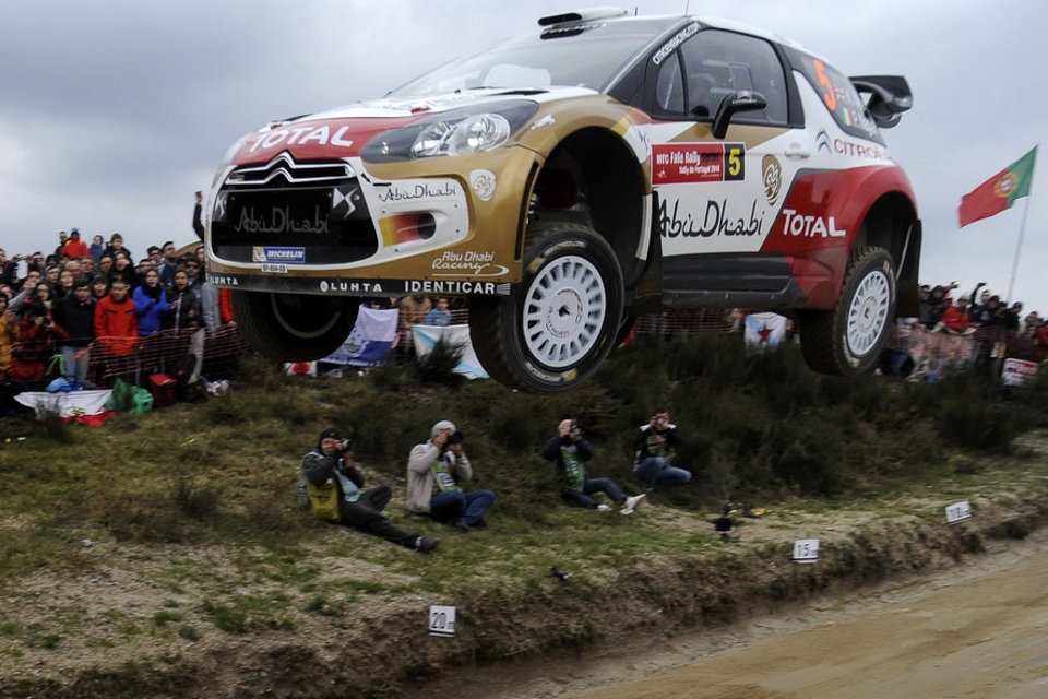 Nhìn lại những khoảnh khắc ấn tượng của thể thao thế giới 2014 - 22 Kris Meeke
điều khiển chiếc xe bay lên không trung tại giải Citroen DS3 WRC diễn ra ở Bồ
Đào Nha.