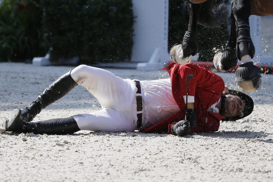 Nhìn lại những khoảnh khắc ấn tượng của thể thao thế giới 2014 - 27 Cú ngã ngựa
của VĐV người Chile, Tomás Couve Correa.