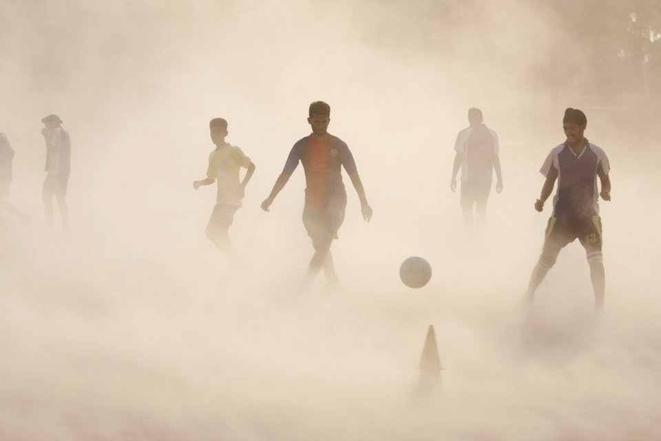 Nhìn lại những khoảnh khắc ấn tượng của thể thao thế giới 2014 - 28 Chơi bóng
trong sương mờ tại Ấn Độ.