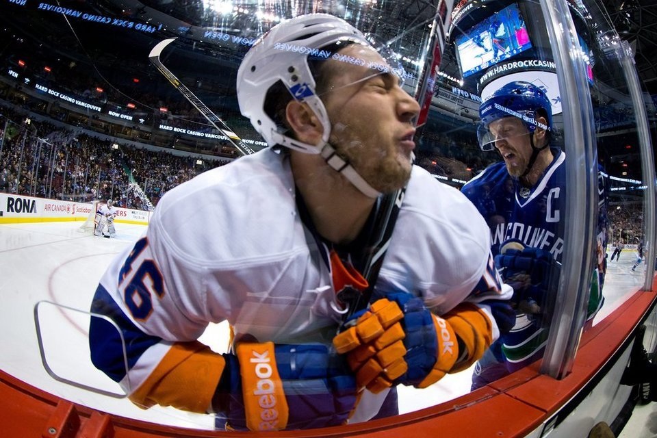 Nhìn lại những khoảnh khắc ấn tượng của thể thao thế giới 2014 - 29 Cầu thủ của
New York Islanders đập mặt vào tấm kính trong trận đấu với Vancouver Canucks.