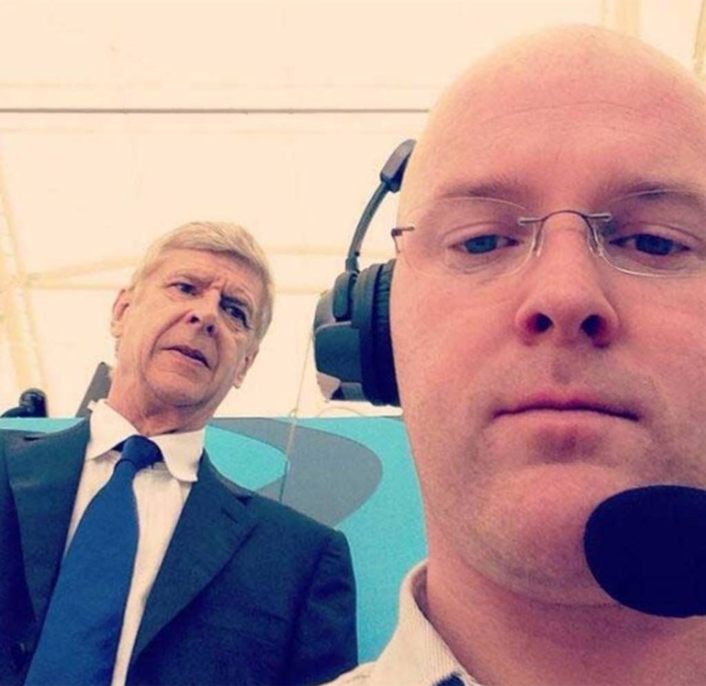 Những bức ảnh “tự sướng” nổi bật nhất làng thể thao năm 2014 - 6 HLV của
Arsenal khá khó gần và chắc chắn bức ảnh tự sướng này được thực hiện bởi một
nhà báo.