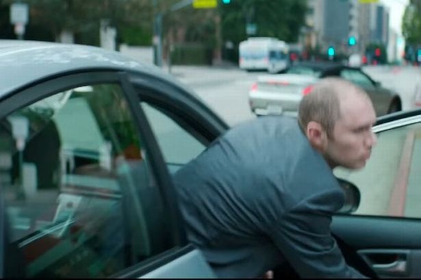 Trung niên diện quần đùi, giày cao gót đi đóng quảng cáo