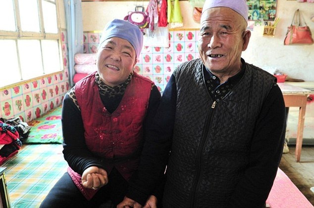 Tấm chân tình của người vợ chăm chồng bằng chân - 2 Nụ cười hạnh phúc của cặp vợ chồng đã bên nhau 16 năm