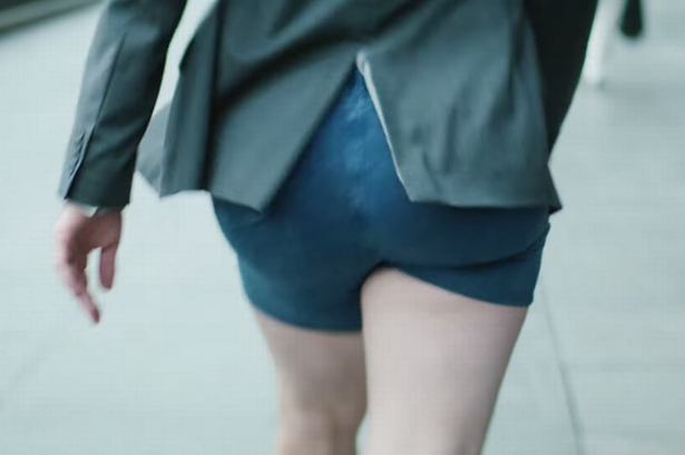 Nhưng
ngay lập tức trở nên khác thường khi lộ diện chiếc quần ngắn cũn và bó
sát