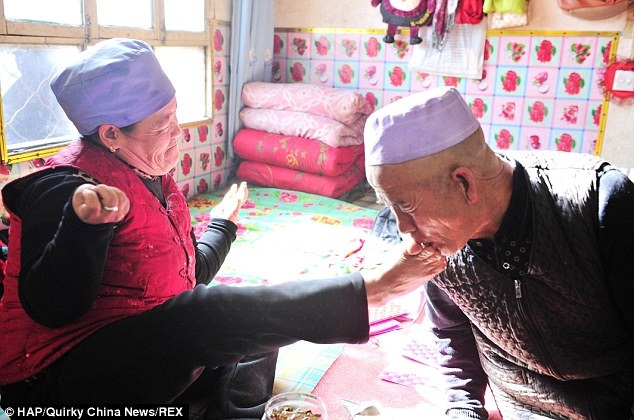 Tấm chân tình của người vợ chăm chồng bằng chân - 3 Họ cùng nhau chia sẻ nỗi đau và những niềm vui bình dị