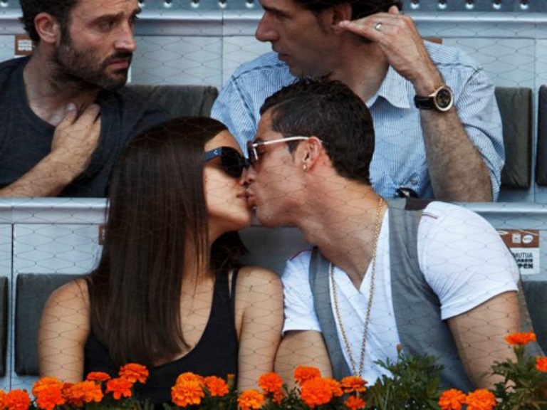Nhìn lại cuộc tình 5 năm của C.Ronaldo và Irina Shayk - 4 Cả hai không ngần ngại thể hiện tình
cảm trước đám đông