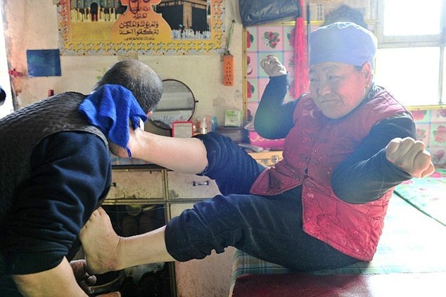 Tấm chân tình của người vợ chăm chồng bằng chân - 4 Dù tật nguyền, Bai Aixiang vẫn tận tùy chăm sóc chồng