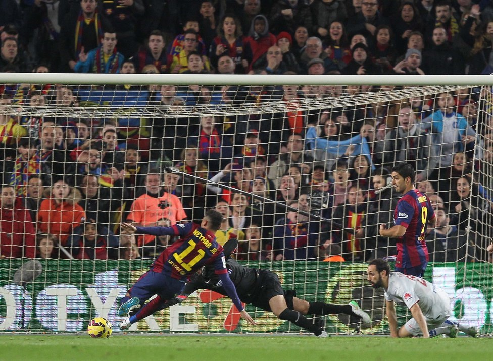 Bàn mở tỉ số
của Barca in dấu giày của cả ba siêu sao trên hàng công, Messi, Suarez và
Neymar.