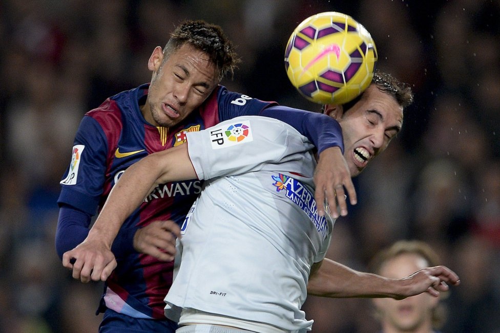 Neymar và
Godin trong một pha tranh chấp bóng bổng quyết liệt.