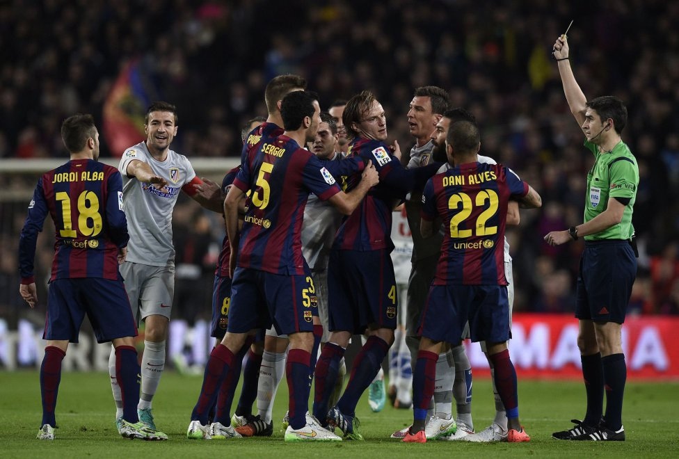 Trận đấu diễn
ra đầy kịch tính, không ít lần đã xảy ra xô xát giữa cầu thủ đôi bên.