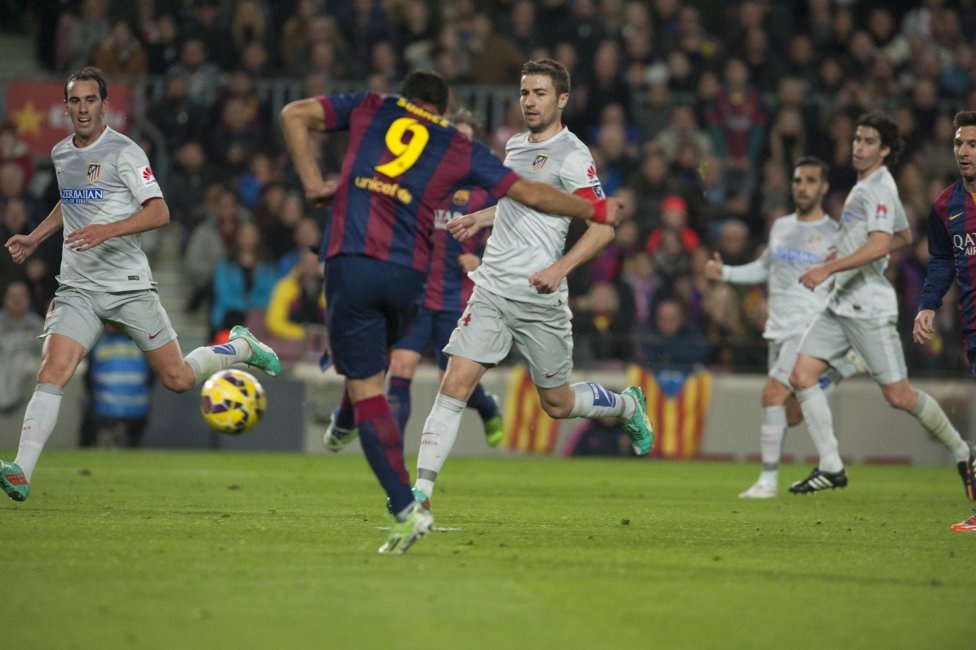 Giống như
Neymar, chân sút người Uruguay sút tung lưới đối phương với một pha dứt điểm cận
thành.