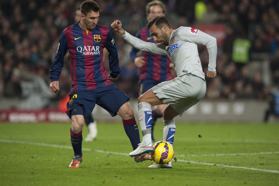 Pha ăn vạ
tinh quái của Jesús Gámez giúp Atletico được hưởng phạt đền.