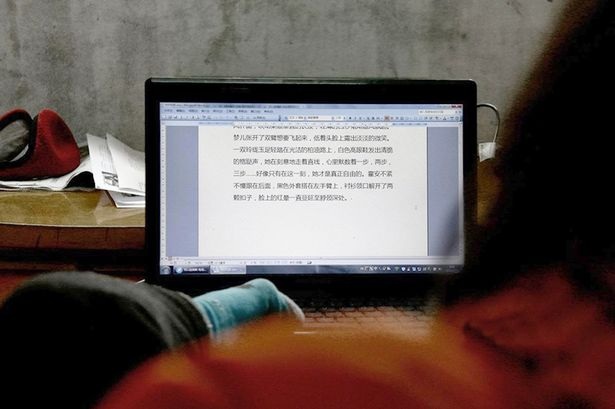 Chỉ bằng
chân trái, Hu vẫn miệt mài làm việc