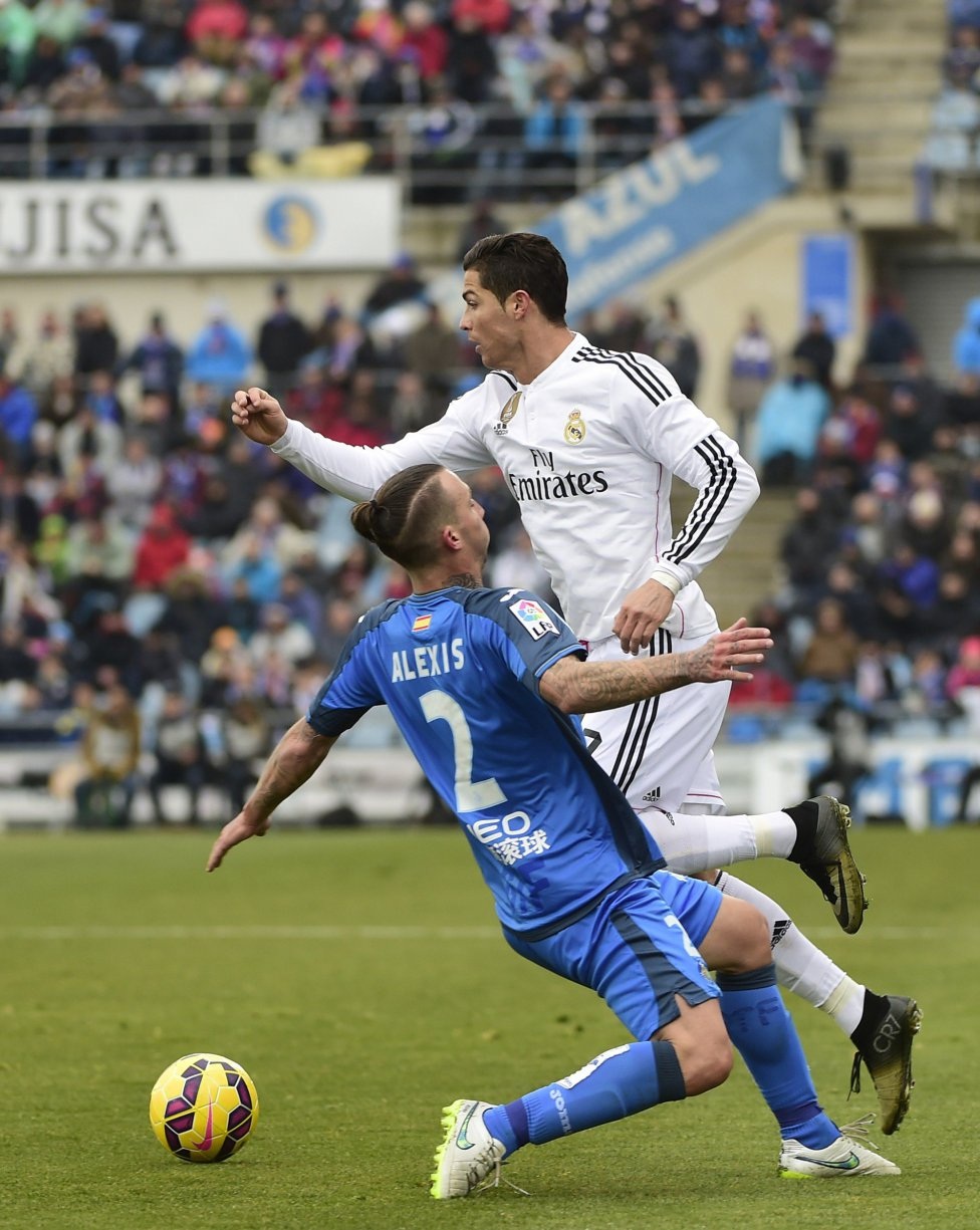 Những khoảnh khắc song tấu Bale-Ronaldo bùng nổ tại Coliseum - 4 Nếu đánh bại
Getafe, Real Madrid sẽ chính thức trở thành “nhà vô địch mùa đông La Liga
2014-15”.