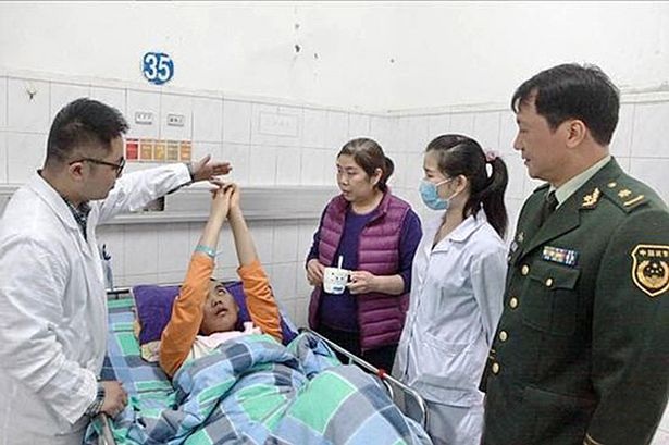 Bừng tỉnh sau cả năm hôn mê nhờ ngửi thấy mùi tiền - 1 Bất tình vì lo kiếm tiền, bừng tỉnh cũng nhờ
mùi tiền