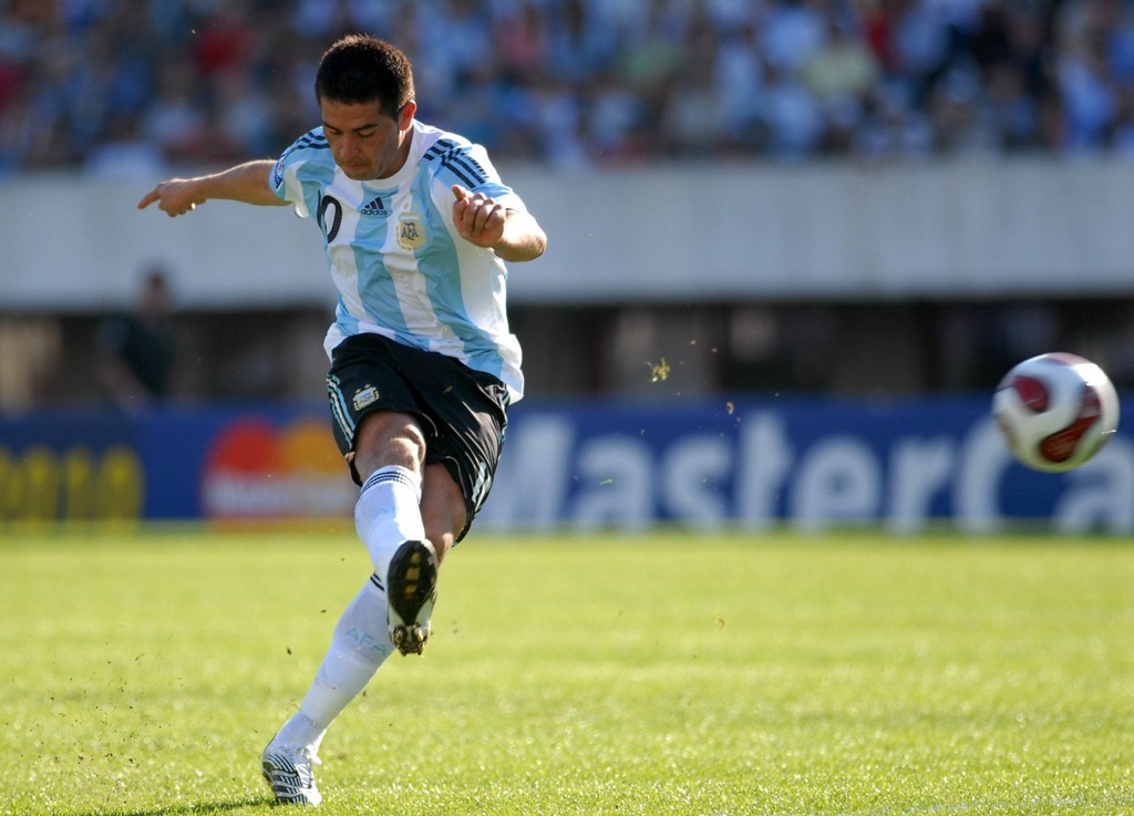 Riquelme tuyên bố treo giày: Giã biệt "số 10 cổ điển" - 1 Riquelme nói lời chia tay sự nghiệp quần đùi áo số