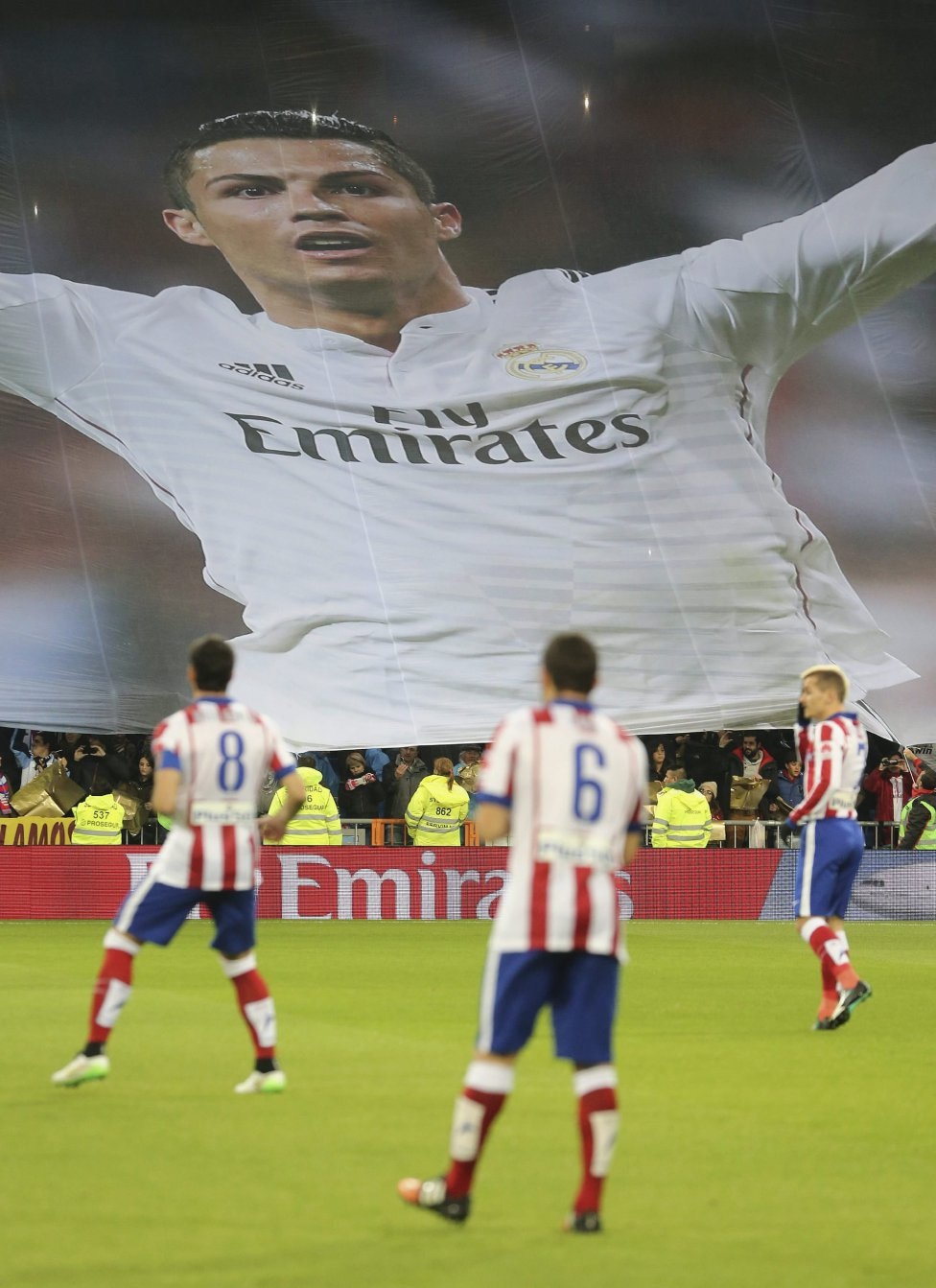 Nhìn lại 90 phút thánh địa Bernabeu câm lặng vì Torres - 4 Tấm
áp-phích lớn in hình C.Ronaldo được người hâm mộ đem lên khán đài.